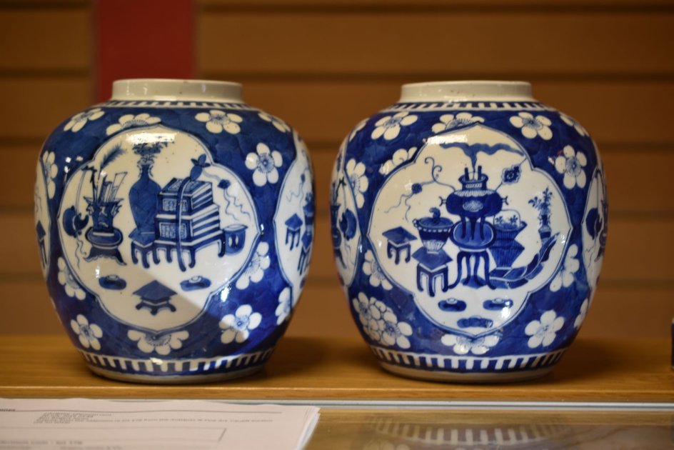 A PAIR OF CHINESE BLUE & WHITE JARS & COVERS each with four panels featuring items of domesticity - Image 6 of 11
