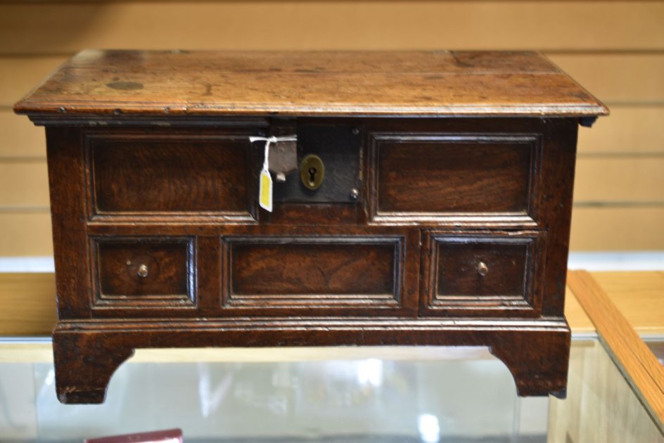 AN EIGHTEENTH CENTURY WELSH OAK COFFER-BACH of moulded panelled form with hinging lid above a single - Image 3 of 23