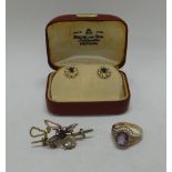 A 9CT AMETHYST RING, AN INSECT BROOCH & A PAIR OF PEARL & SAPPHIRE EARRINGS