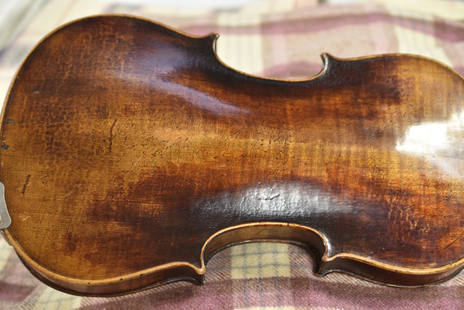 AN ANTIQUE VIOLIN, BOW & CASE Provenance: The Estate of Thomas Ifor Rees, the first British - Image 8 of 8