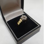 A FLORAL DIAMOND & 14K CLUSTER RING, 3.9gms