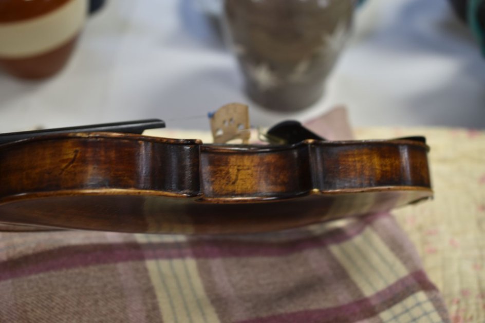 AN ANTIQUE VIOLIN, BOW & CASE Provenance: The Estate of Thomas Ifor Rees, the first British - Image 4 of 8