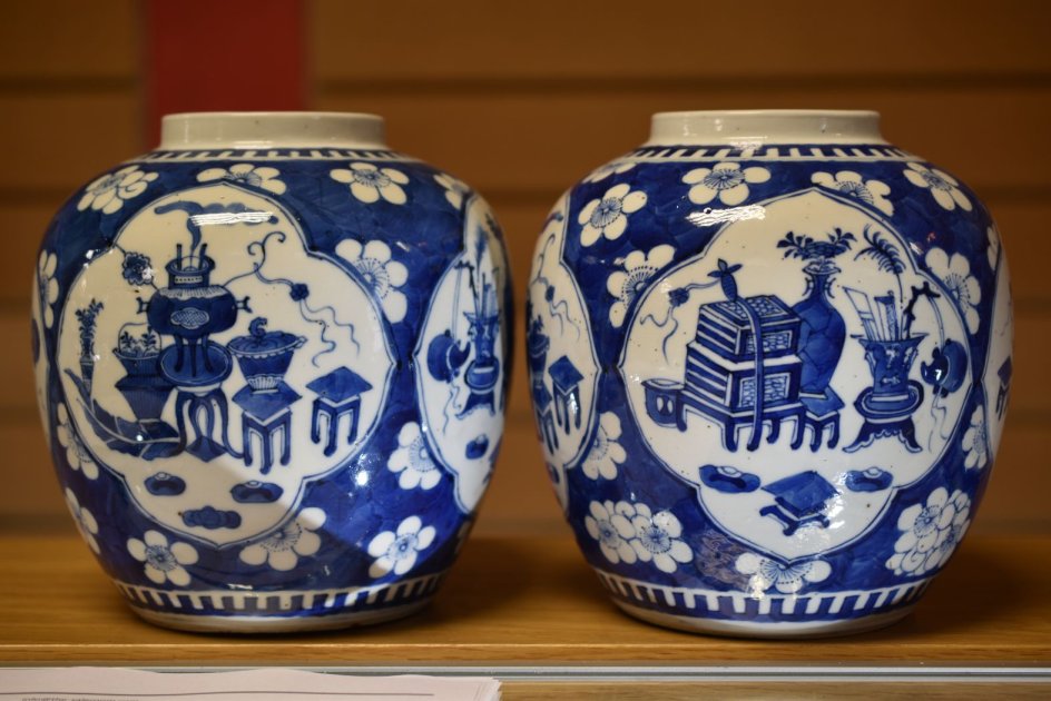 A PAIR OF CHINESE BLUE & WHITE JARS & COVERS each with four panels featuring items of domesticity - Image 5 of 11