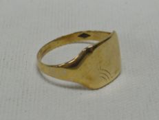 A 9CT YELLOW GOLD SIGNET RING, 3.6gms