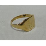 A 9CT YELLOW GOLD SIGNET RING, 3.6gms