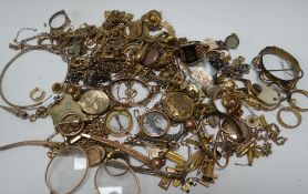 A LARGE QUANTITY OF GOLD / YELLOW METAL 'SCRAP' JEWELLERY ITEMS etc, from the estate of a local