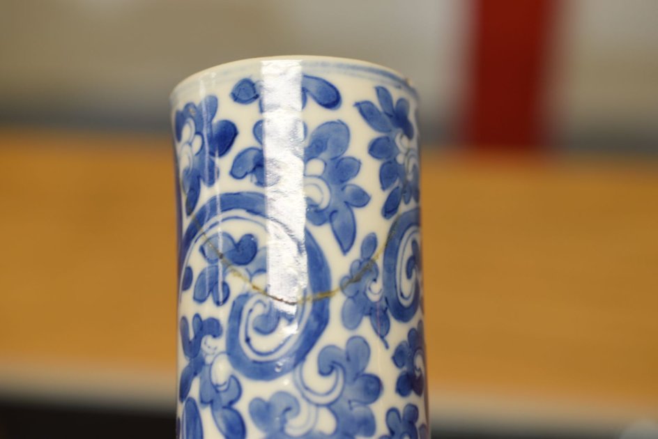 A PAIR OF CHINESE BLUE & WHITE BOTTLE VASES, with stylised chrysanthemum and foliate decoration in - Image 3 of 5