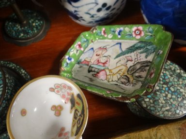 A MIXED PARCEL OF ORIENTAL CERAMICS & METALWARE including a pair of prunus ginger jars, a Famille - Image 14 of 21