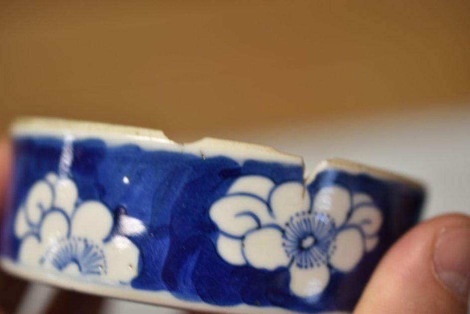 A PAIR OF CHINESE BLUE & WHITE JARS & COVERS each with four panels featuring items of domesticity - Image 10 of 11