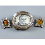 A PAIR OF SILVER FLORAL DECORATED MINIATURE EASEL PORTRAIT FRAMES, 4.5 x 2.5 cms, 0.7 ozs, London