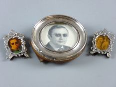 A PAIR OF SILVER FLORAL DECORATED MINIATURE EASEL PORTRAIT FRAMES, 4.5 x 2.5 cms, 0.7 ozs, London