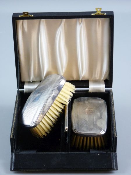 A BOXED PAIR OF GENT'S SILVER BACK HAIRBRUSHES with comb, Birmingham 1990