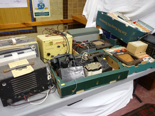 VINTAGE RADIO, TV & ELECTRONIC TRANSISTOR COLLECTION including an Advance E2 signal generator, a