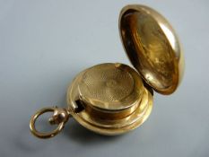 A NINE CARAT GOLD SOVEREIGN HOLDER with presentation inscription for 1913, 16.5 grms