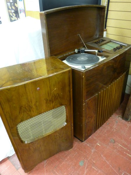 A VINTAGE DYNATRON RADIOGRAM & amplifier, a Berkeley walnut cased model with Thorens record deck