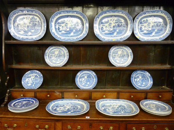 A WILLOW PATTERN DRESSER SET of six meat platters and fourteen dinner plates