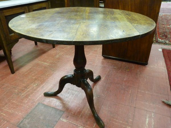 A GEORGIAN OAK TILT TOP TRIPOD TABLE, the 86 cms diameter top with bulbous column support on