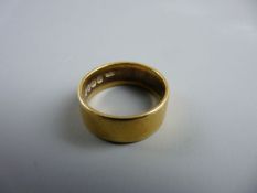 AN EIGHTEEN CARAT GOLD WIDE WEDDING BAND, 8.2 grms