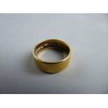 AN EIGHTEEN CARAT GOLD WIDE WEDDING BAND, 8.2 grms