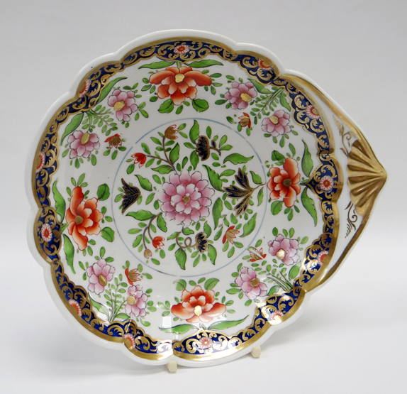 A NANTGARW PORCELAIN SHELL SHAPED DISH decorated in the Imari palette with stylised chrynsanthemum