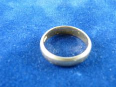 A TWENTY TWO CARAT GOLD WEDDING BAND, 5.5 grms