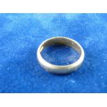 A TWENTY TWO CARAT GOLD WEDDING BAND, 5.5 grms