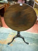 A GOOD GEORGIAN MAHOGANY TILT TOP TRIPOD TABLE, the thin 58.5 cms diameter top with sprung brass