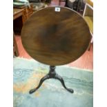 A GOOD GEORGIAN MAHOGANY TILT TOP TRIPOD TABLE, the thin 58.5 cms diameter top with sprung brass