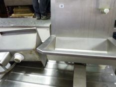 *A STAINLESS STEEL TEKNOMEK HYGIENOX KNEE OPERATED WASH HAND BASIN and a Syspal stainless steel knee