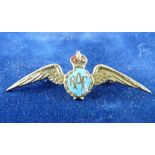 A NINE CARAT GOLD AND ENAMEL RAF WINGS PIN BROOCH, 3.3 grms