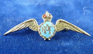 A NINE CARAT GOLD AND ENAMEL RAF WINGS PIN BROOCH, 3.3 grms