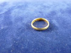 A TWENTY TWO CARAT GOLD WEDDING BAND, 3.3 grms