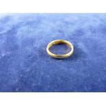 A TWENTY TWO CARAT GOLD WEDDING BAND, 3.3 grms