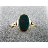 A GENT'S GOLD SIGNET RING with oval bloodstone, 2.5 grms