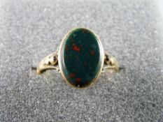 A GENT'S GOLD SIGNET RING with oval bloodstone, 2.5 grms