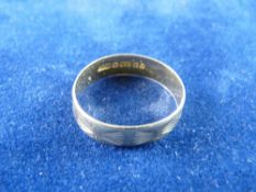 AN EIGHTEEN CARAT GOLD WEDDING BAND with dart decoration, 1.8 grms