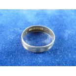 AN EIGHTEEN CARAT GOLD WEDDING BAND with dart decoration, 1.8 grms