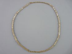 A NINE CARAT GOLD NECK CHAIN of small triple links, 3 grms