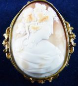 A LARGE OVAL PINCHBECK FRAMED LADY CAMEO BROOCH, the frame with scrolled decoration and with