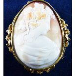 A LARGE OVAL PINCHBECK FRAMED LADY CAMEO BROOCH, the frame with scrolled decoration and with