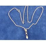 A NINE CARAT GOLD FINE LINK NECK CHAIN with lovespoon pendant, 4.2 grms