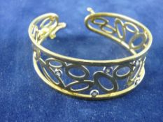 A NINE CARAT GOLD BRACELET, 1.4 cms wide of woven form, 35.5 grms total