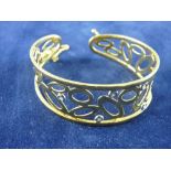 A NINE CARAT GOLD BRACELET, 1.4 cms wide of woven form, 35.5 grms total