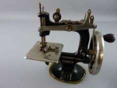 A CHILD'S SINGER SEWING MACHINE, branded cast metal miniature model by the Singer Manufacturing