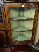 AN EDWARDIAN INLAID MAHOGANY CHINA DISPLAY CABINET, shaped polished top with back rails, single