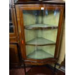 AN EDWARDIAN INLAID MAHOGANY CHINA DISPLAY CABINET, shaped polished top with back rails, single