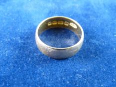 A WIDE TWENTY TWO CARAT GOLD WEDDING BAND, 4.6 grms