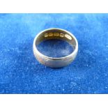 A WIDE TWENTY TWO CARAT GOLD WEDDING BAND, 4.6 grms