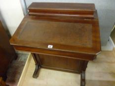 A LATE 19th/EARLY 20th CENTURY DAVENPORT DESK, dark mahogany with triple cubby hole interior