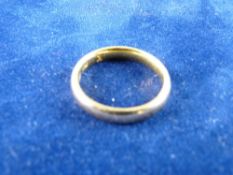 A TWENTY TWO CARAT GOLD WEDDING BAND, 4.2 grms